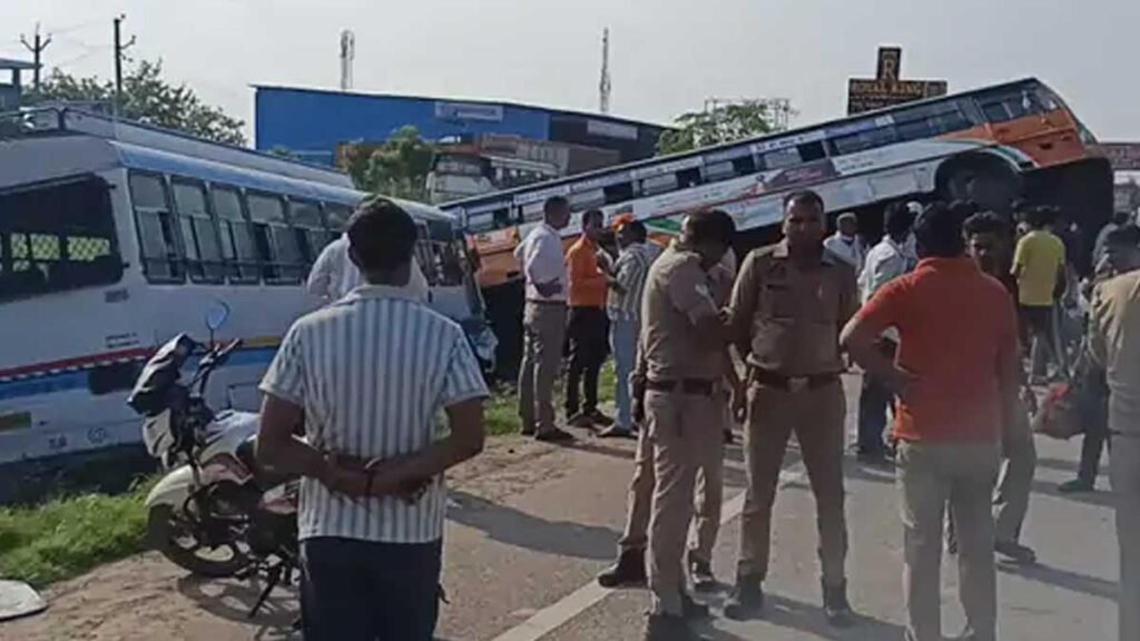क्रेन की मदद से हटाए गए दुर्घटनाग्रस्त वाहन