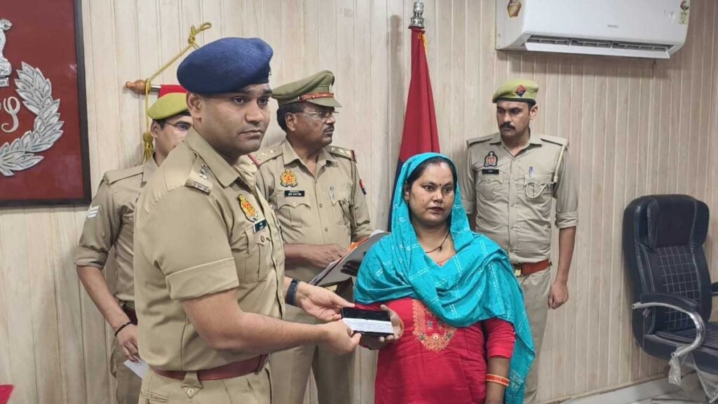 मोबाइल मिलने पर लोगों ने जताया अमरोहा पुलिस (Amroha Police) का आभार