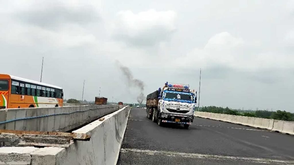 फिनिशिंग कार्य के बीच गुजर रहे भारी वाहन