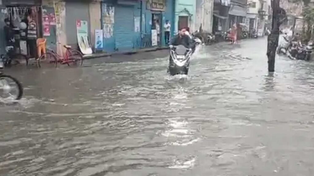 शहर के कई प्रमुख इलाकों में भरा पानी