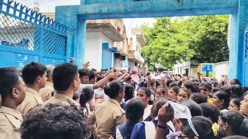 बाबा साहेब की तस्वीर लेकर भी पहुंचे प्रदर्शन में