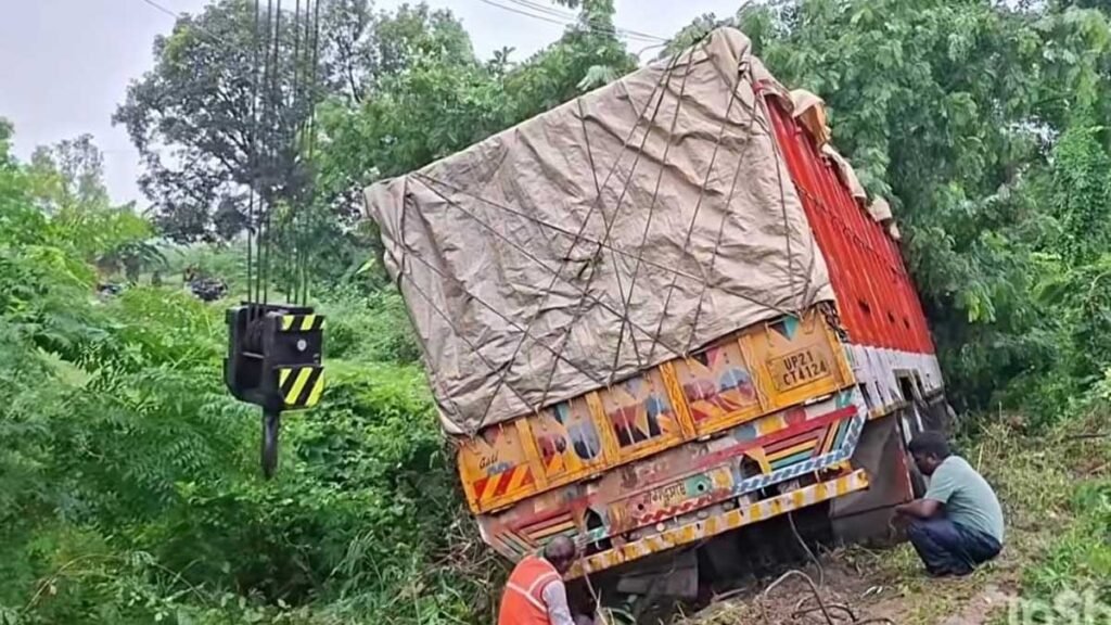 तेज रफ्तार ट्रक सीधे परिवार पर चढ़ गया