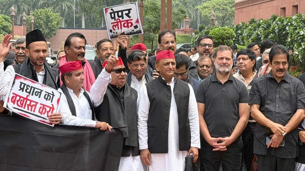 लोकसभा में शिक्षा मंत्री के इस्तीफे पर अड़े अखिलेश यादव, ओम बिरला से पूछा- समझौता कर लिया आपने क्या?