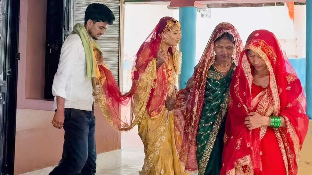 हम अलग नहीं होना चाहते… अमरोहा की 3 बहनों ने एक ही युवक से रचाई शादी, वजह जानकर रह जाएंगे हैरान