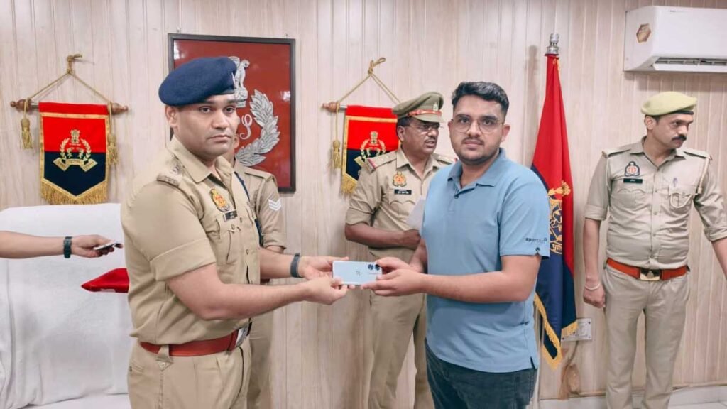 अमरोहा पुलिस ने किए 38 लाख रुपये के 192 गुम मोबाइल बरामद, लौटाई लोगों की मुस्कान
