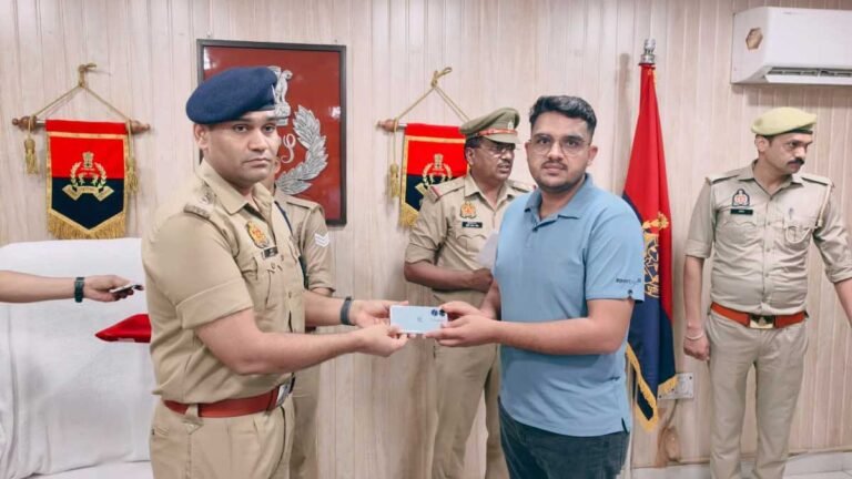 amroha police recovers 192 lost mobile phones