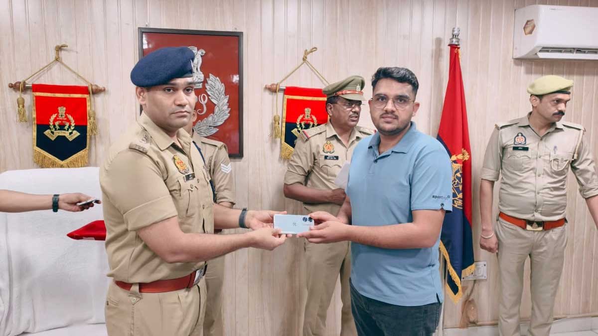 amroha police recovers 192 lost mobile phones