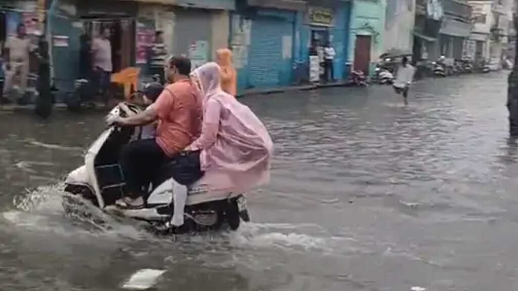 बिजनौर में दो घंटे की मूसलाधार बारिश ने शहर को बनाया तालाब, सड़कें डूबीं, पावर हाउस में घुसा पानी