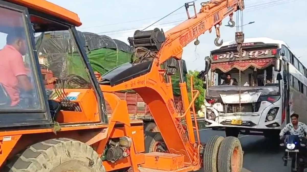 delhi agra highway bus truck mathura accident