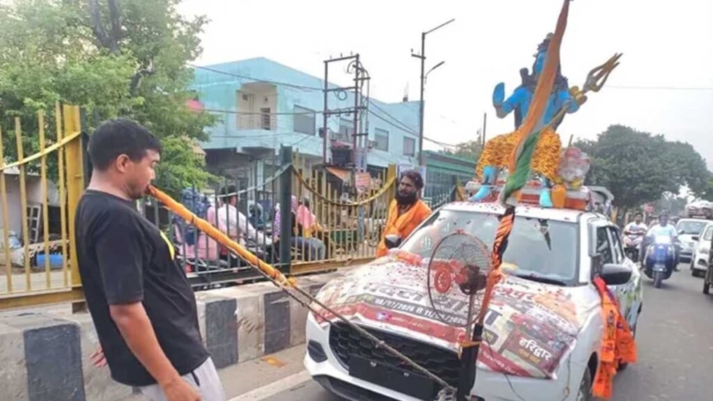 भोले की अनोखी भक्ति: अलीगढ़ के नरेंद्र ने दांतों से उठाई 10 क्विंटल की कार कांवड़