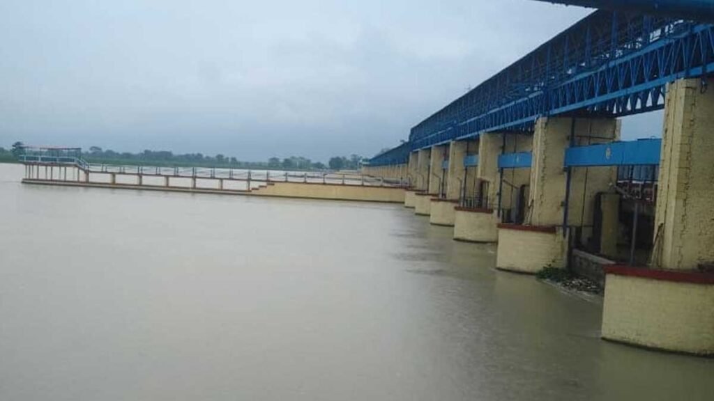 संभल में गंगा उफान पर, खतरे के निशान के करीब पहुंची नदी, लोगों को सतर्क रहने की सलाह