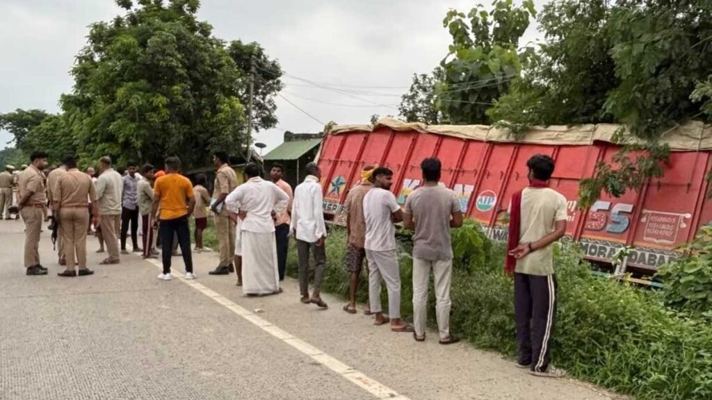 घर के बाहर बैठे परिवार पर मौत बनकर चढ़ा ट्रक, यूपी में 10 सेकंड में उजड़ गई चार जिंदगियां, गांव में पसरा मातम