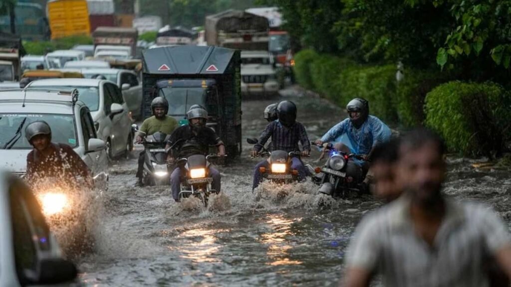 यूपी के कई जिलों में आज भारी बारिश, 30 KM/H की रफ्तार से चलेंगी हवाएं; जानिए IMD का अलर्ट