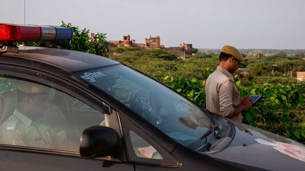 बरामद हुए हथियार और घटना से जुड़े सामान