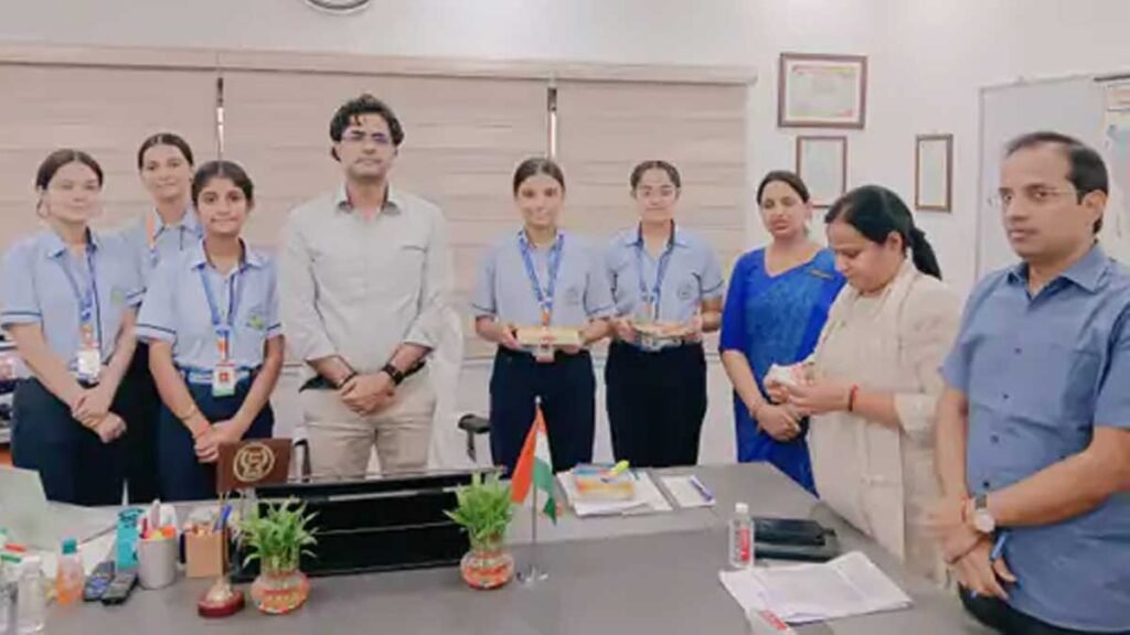 डीएम ने उपहार देकर बढ़ाया छात्राओं का उत्साह