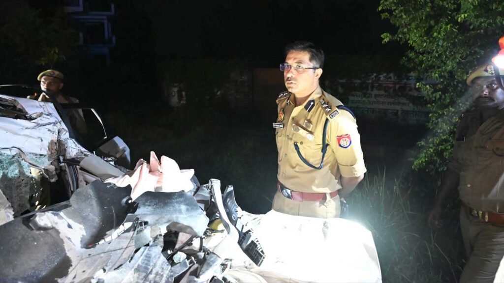 घटनास्थल पर पहुंचे पुलिस अधिकारी