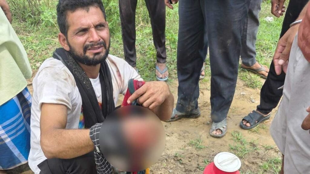 बेटे को बचाने के लिए पिता ने उठाया डंडा