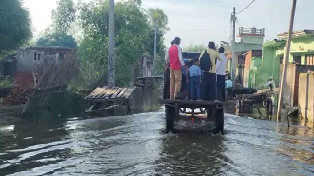 ट्रैक्टर-ट्रॉली बनी ग्रामीणों का सहारा