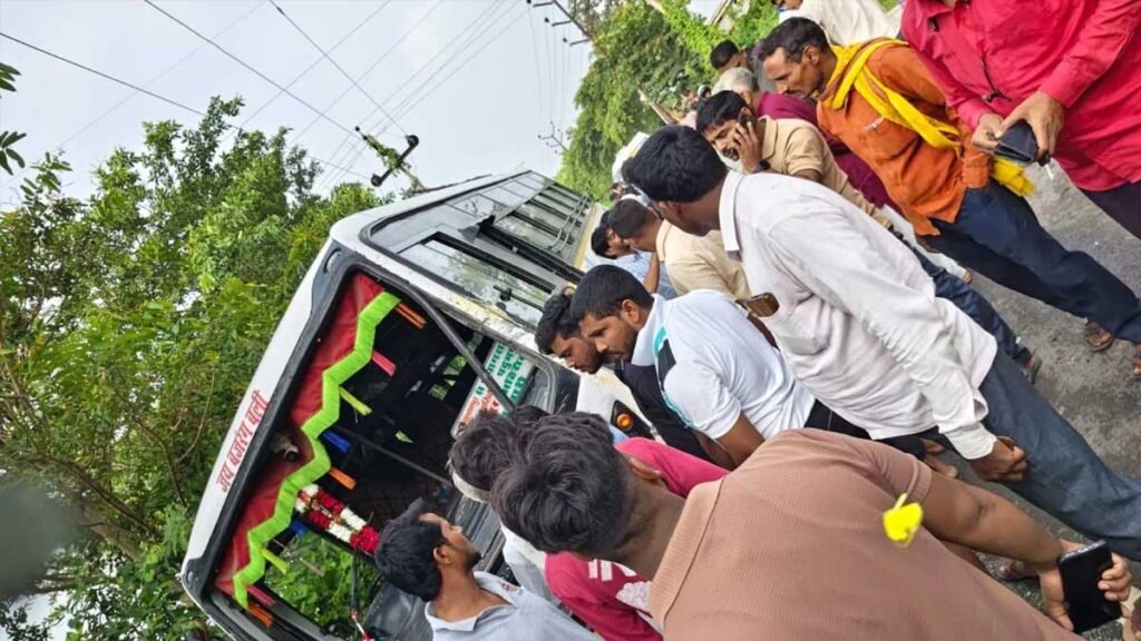 टक्कर के बाद मची चीख-पुकार