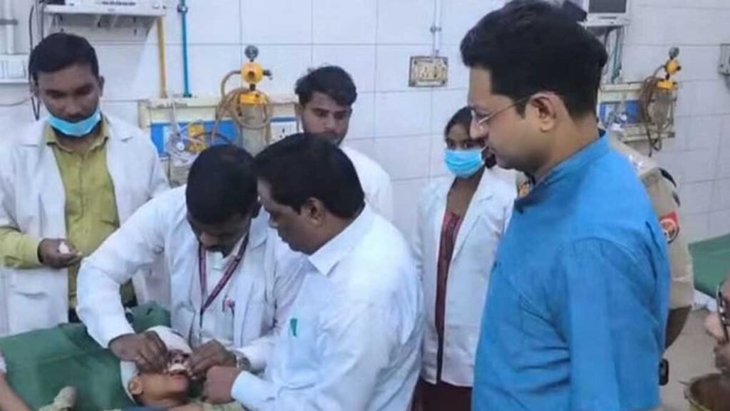 तीन बच्चों को जिला अस्पताल रेफर किया गया