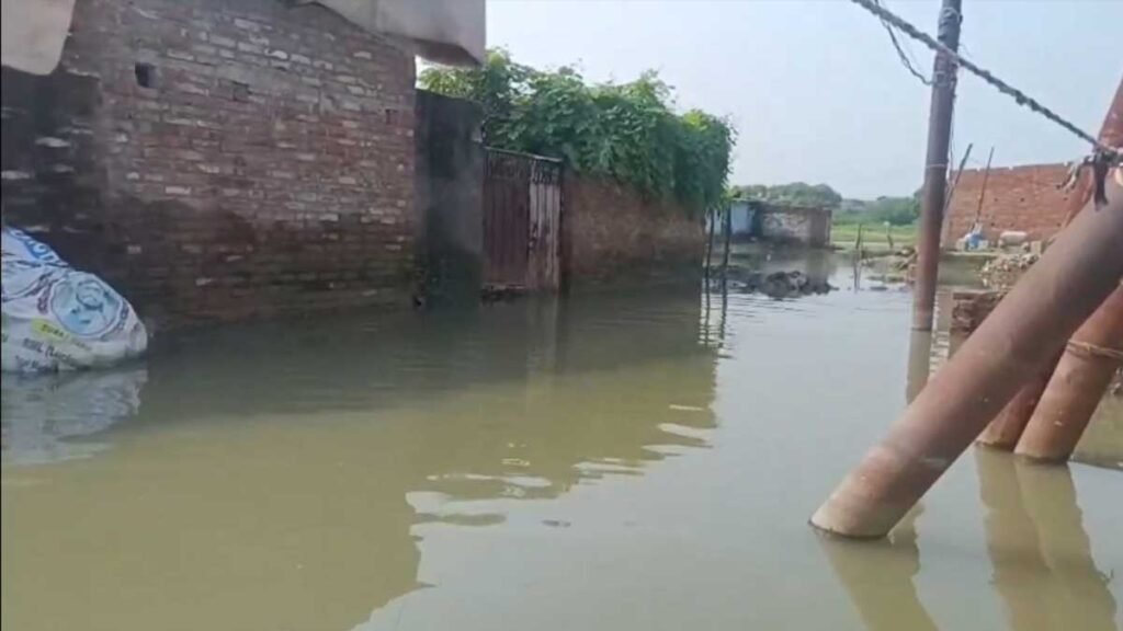 35 बाढ़ चौकियों से लगातार निगरानी