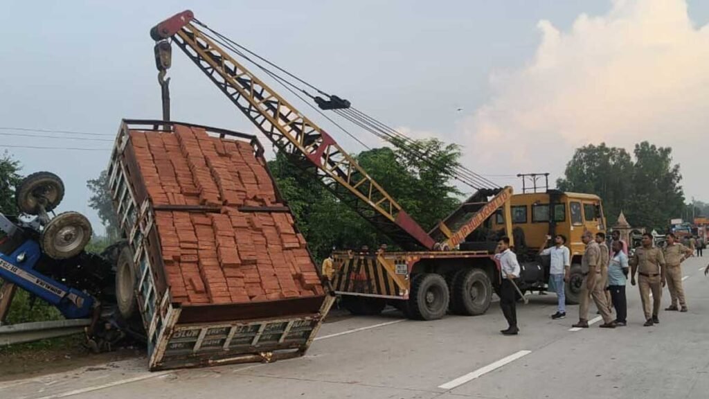 क्रेन से हटाई गईं भारी ईंटें