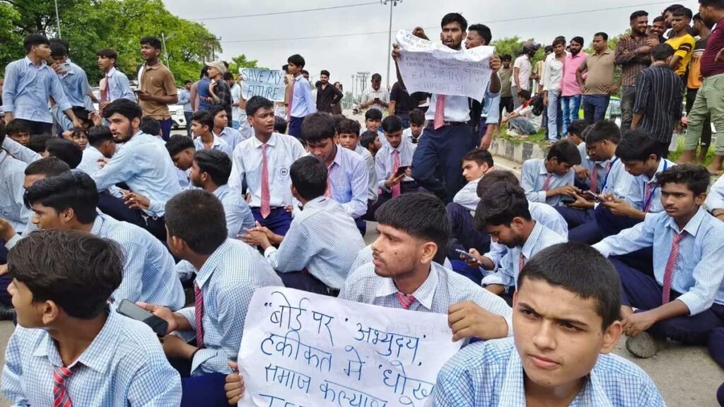 लखनऊ में जेन-अल्फा छात्रों का प्रदर्शन: शिक्षकों की कमी पर फूटा गुस्सा, मंत्री ने जाना पूरा मामला