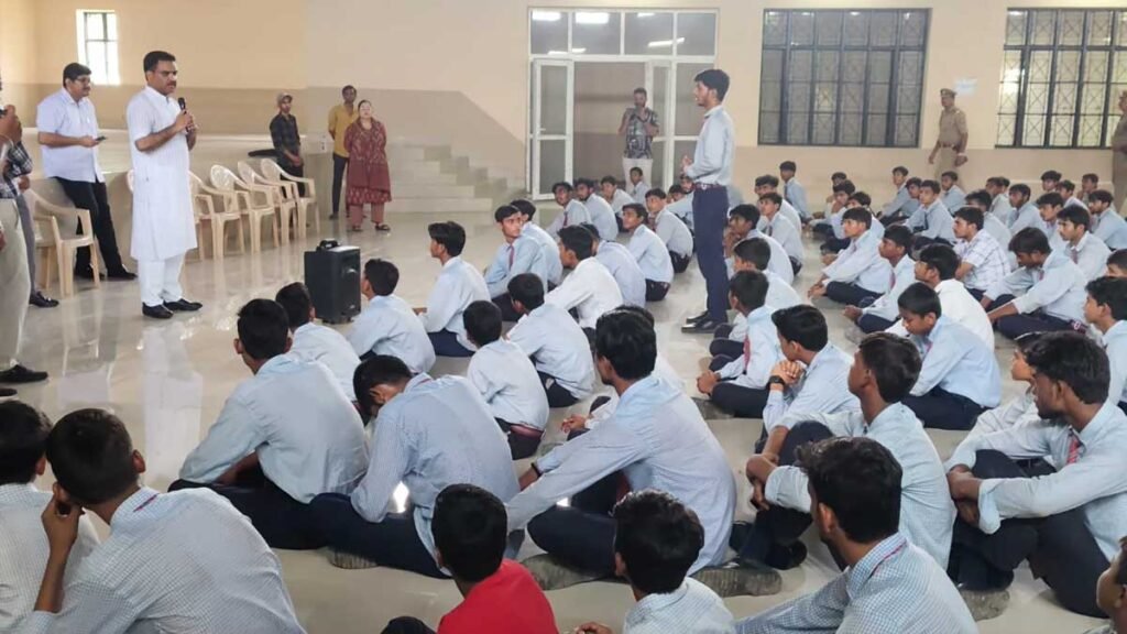 विद्यालय के अंदर छात्रों ने रखीं अपनी समस्याएं