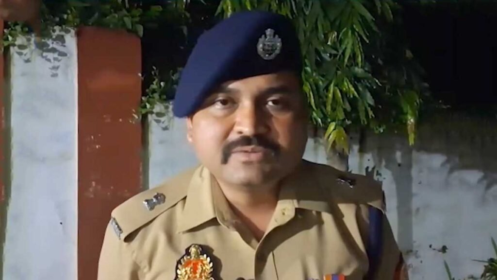 मेरठ के एसपी सिटी विनायक गोपाल भोंसले ने बताया कि दो बाइकें टकराने के कारण कांवड़ियों के बीच विवाद हुआ था।