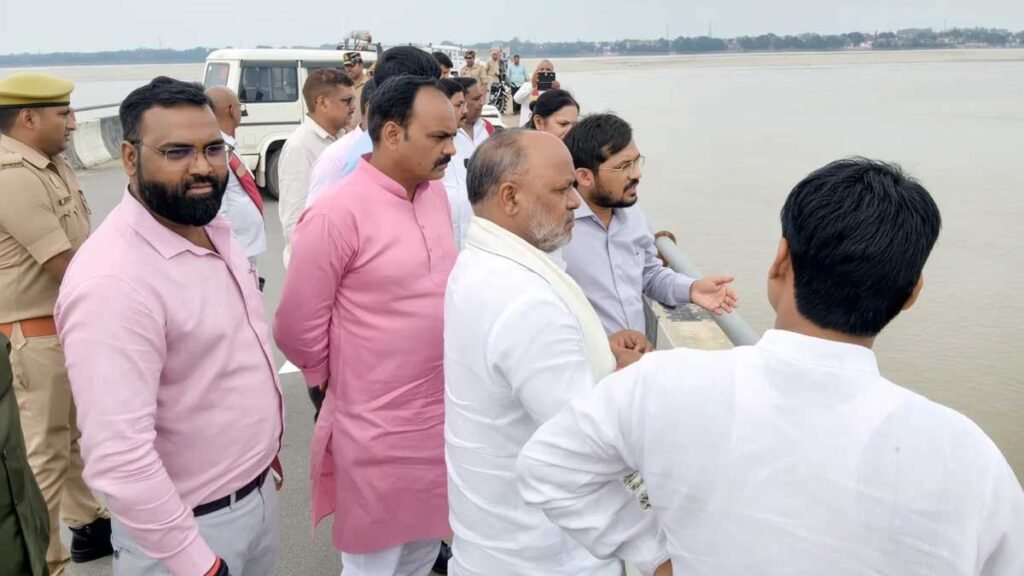 चंदौली में राज्य मंत्री ने बाढ़ चौकी का किया निरीक्षण