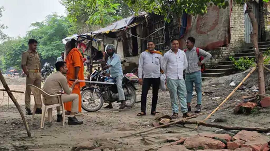 दोपहर तक दो लाख से अधिक श्रद्धालुओं ने लगाई डुबकी