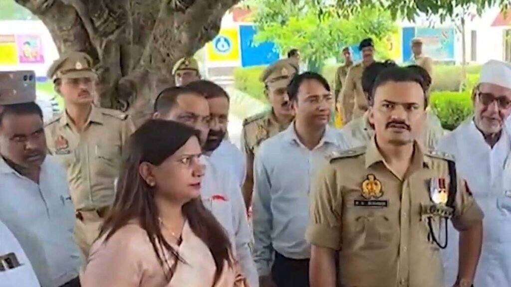 डीएम ने परिवार को सरकारी मदद का भरोसा दिया