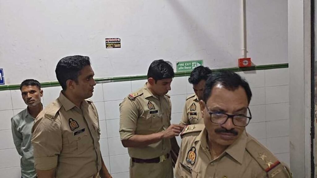 मौके पर पहुंची पुलिस और एंबुलेंस