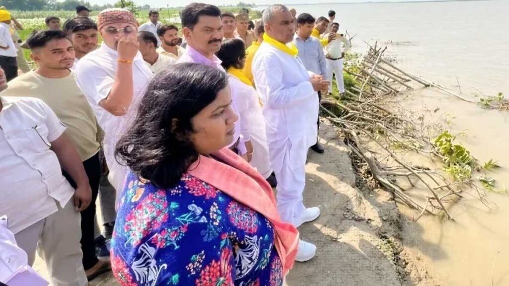 उन्नाव में चेतावनी बिंदु से ऊपर बह रही गंगा