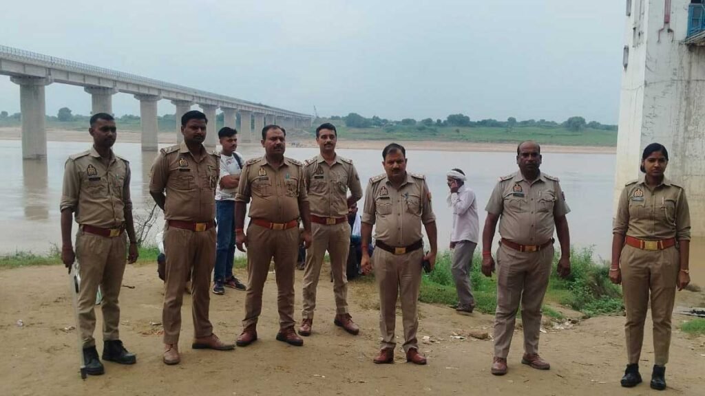 हादसे की सूचना मिलते ही मौके पर पहुंची पुलिस