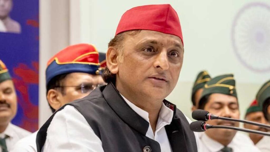 अखिलेश पर व्यक्तिगत निशाना