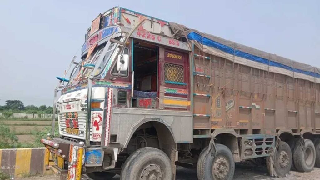 अलीगढ़ हाईवे पर दर्दनाक हादसा: टूटी खिड़की उठाना पड़ा भारी, कैंटर ने दो युवकों को रौंदा