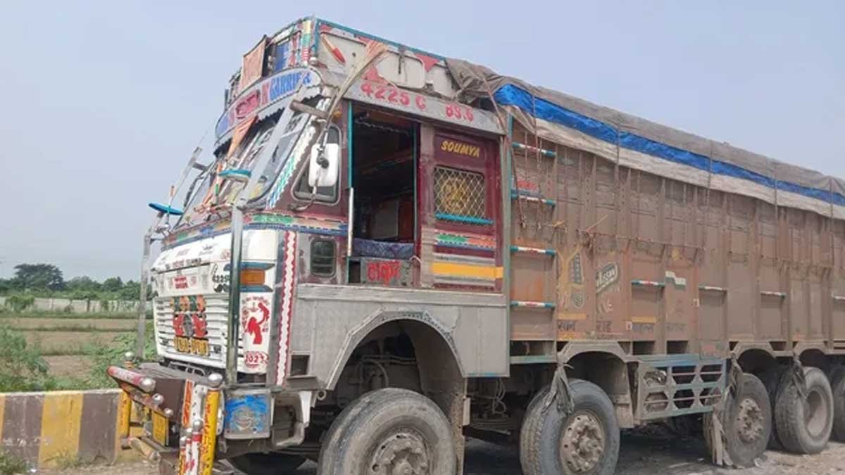 aligarh accident news highway canter two killed