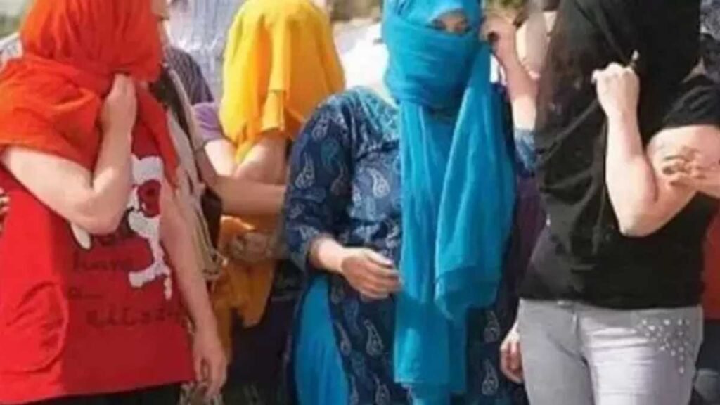 अलीगढ़ के स्पा सेंटर में पुलिस की रेड: चेहरा छिपाते हुए भागती दिखीं लड़कियां; 6 अमीरजादे हिरासत में!