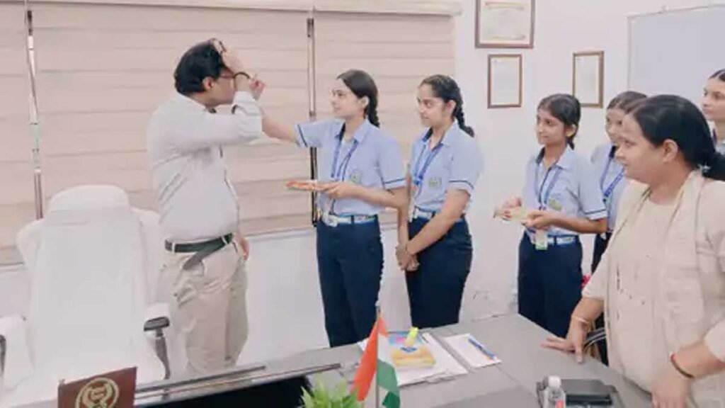 अमरोहा डीएम को स्कूली छात्राओं ने बांधी राखी, सफलता के लिए मिला पढ़ाई, संस्कार और अनुशासन का मंत्र