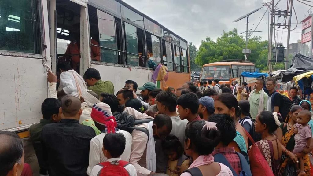 रक्षाबंधन पर मुफ्त यात्रा का असर: बस अड्डों पर पैर रखने की जगह नहीं, 4 गुना बढ़ी यात्रियों की भीड़