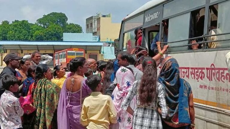 bijnor news raksha bandhan bus stand crowd free bus service