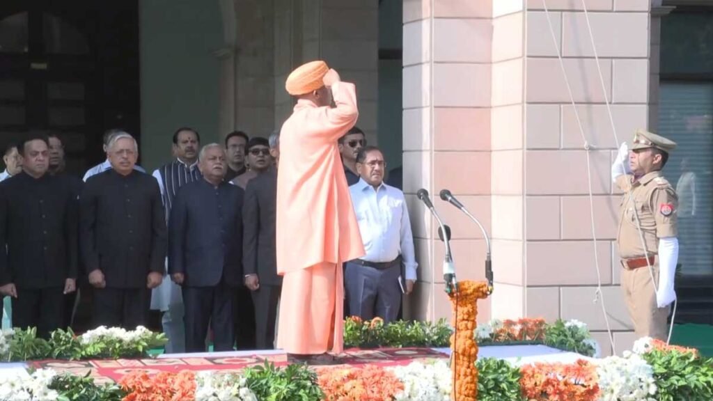 सीएम योगी ने विधानभवन में फहराया तिरंगा, देश बांटने वालों को दी सीधी हिदायत!