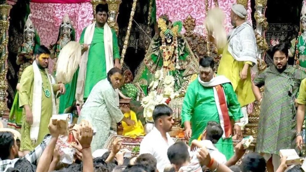 हरियाली तीज पर बांकेबिहारी के सालाना विशेष दर्शन, वृंदावन में बाहरी वाहनों की नो-एंट्री