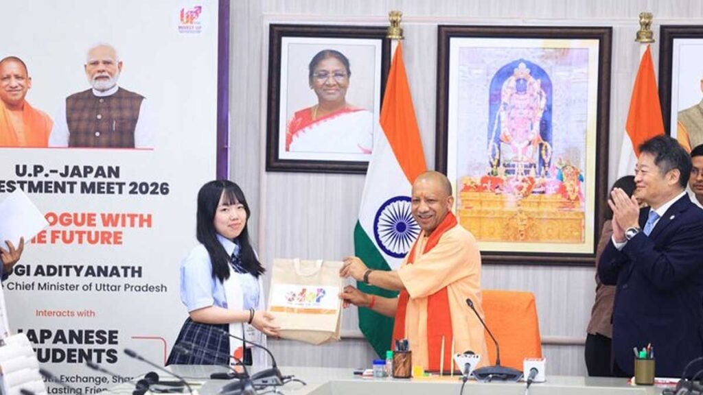 जापानी अभिवादन से सीएम योगी ने किया विद्यार्थियों का स्वागत