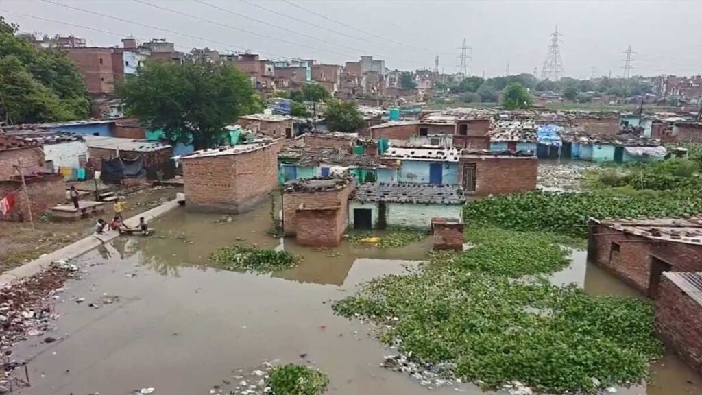 कानपुर में पांडु नदी ने बढ़ाई टेंशन: तेजी से बढ़ा पानी, 30 परिवारों को किया गया सुरक्षित