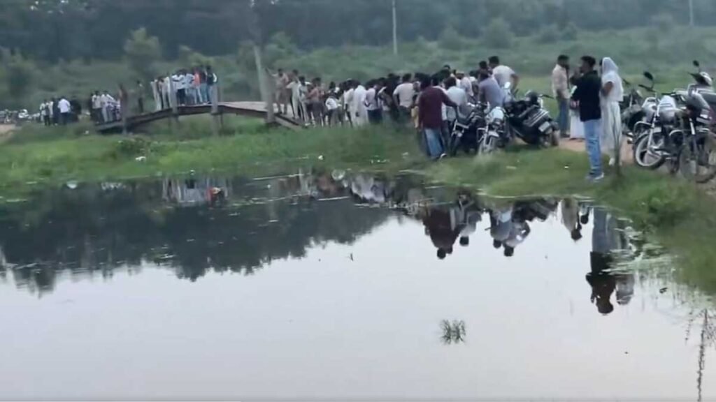 मुरादाबाद में चट्टा पुल टूटा, गांगन नदी में समाया पूरा परिवार; मां की मौत, मासूम बेटे की तलाश जारी