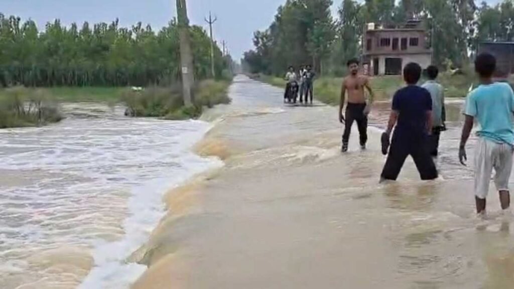 मुरादाबाद में ढेला नदी ने मचाई तबाही: सड़कें डूबीं, दर्जनों गांवों का संपर्क टूटा; फसलें जलमग्न