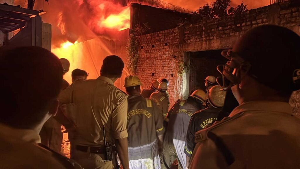 आसपास के मकानों तक पहुंची आग की तपिश
