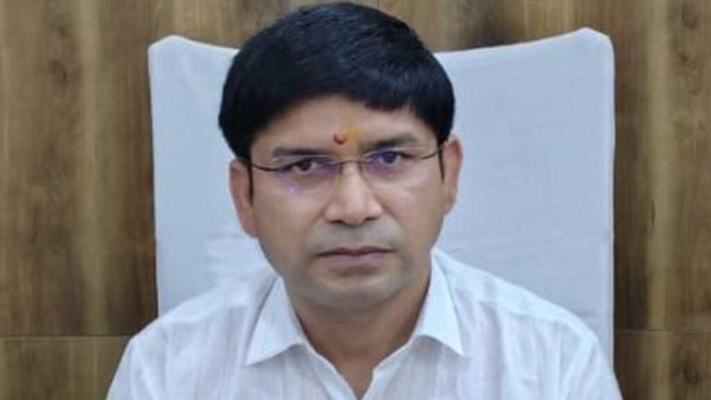 बेटी को स्कूल में बार-बार काट रहे थे मच्छर, पिता ने DM से कर दी शिकायत; जानें पूरा मामला